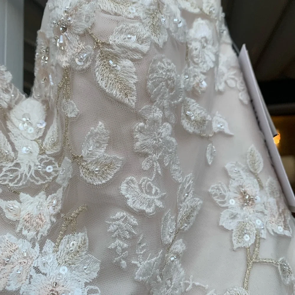 NWT Brand new never worn. Elegant Lace Appliqué Ivory Wedding Dress Size 2 - Picture 4 of 6